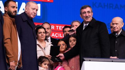 Cumhurbaşkanı Yardımcısı Cevdet Yılmaz, Hatay’daki 455 bininci afet konutu teslim