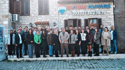RE/MAX Kuvars, Mavişehir ve Çeşme ofisleriyle Ege’de büyümesini sürdürüyor. Danışman