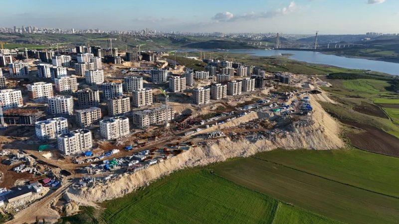 İstanbul’un kuzeyinde yükselen Yenişehir Projesi, geniş bulvarları, sağlam zemin yapısı
