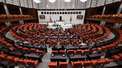 En düşük emekli aylığının 23 bin 552 TL'ye yükseltilmesini öngören
