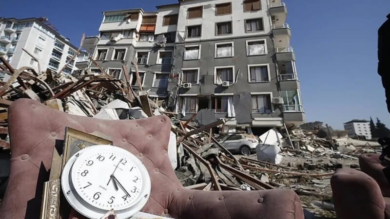 6 Şubat depremlerinde hayatını kaybedenleri saygı ve rahmetle anıyoruz. Acımız