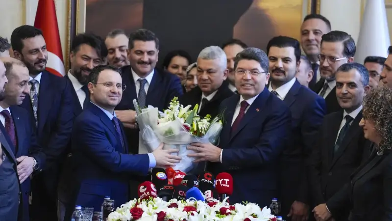 Adalet Bakanlığı’nda devir teslim gerçekleşti. Akın Gürlek, görevi Yılmaz Tunç’tan