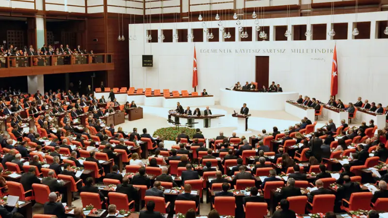 TBMM’de trafik cezaları artırıldı! Cep telefonu kullananlara 20 bin TL’ye
