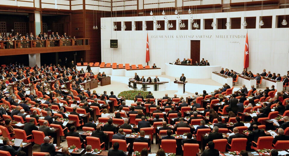 Trafikte kurallar sertleşiyor! TBMM’de kabul edilen yeni düzenlemeyle drift yapanlara