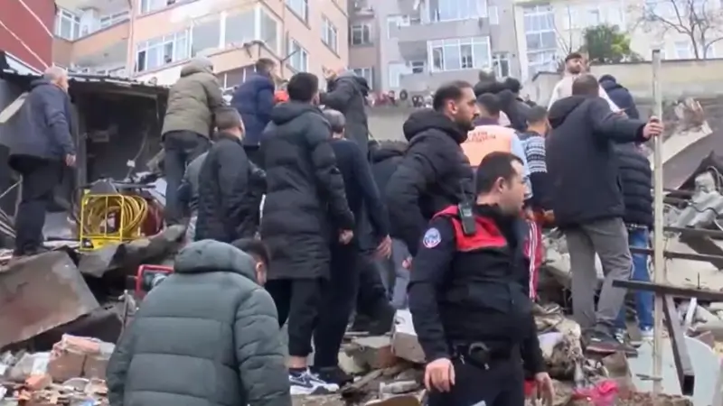 İstanbul'un Fatih ilçesinde henüz bilinmeyen bir nedenle iki bina çöktü.