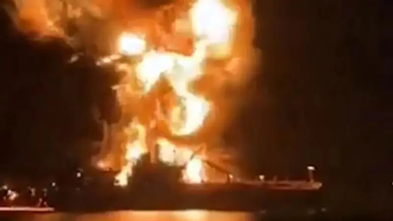 Irak’ın Basra Limanı yakınlarında iki petrol tankerine saldırı düzenlendi. Patlama