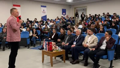 Bir salon doldu… ama asıl dolan zihinlerdi. Bilgi paylaşıldı, etki