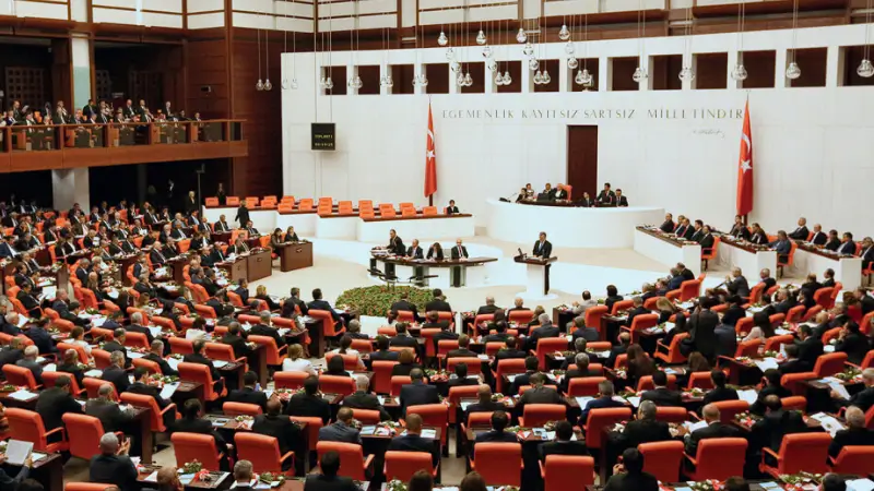 TBMM’de kabul edilen yeni düzenlemeyle babalık izni 10 güne çıktı.