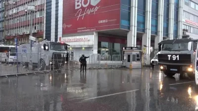Kadıköy’de 1 Mayıs önlemleri kapsamında meydan trafiğe kapatıldı.