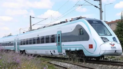 Türkiye’nin yerli hızlı treni testlerde yeni rekora ulaştı. Saatte 240