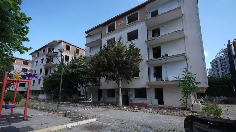 Beylikdüzü Kavaklı Mahallesi'ndeki Özay Tepe Sitesi’nde kentsel dönüşüm kapsamında yıkım