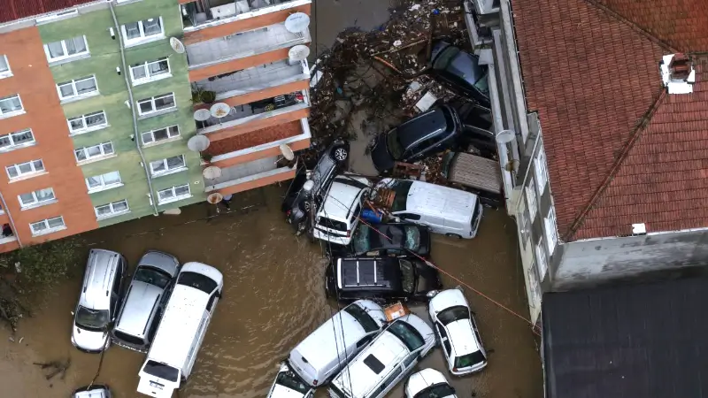 İstanbul'daki sel ve su baskınları sigorta acentelerinde hareketliliğe neden oldu.