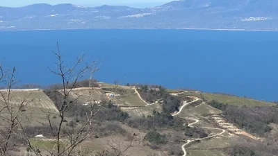 Bursa'nın Yenişehir ilçesindeki Kirazlıyayla Mahallesi, İznik Gölü ve Uludağ manzarasıyla
